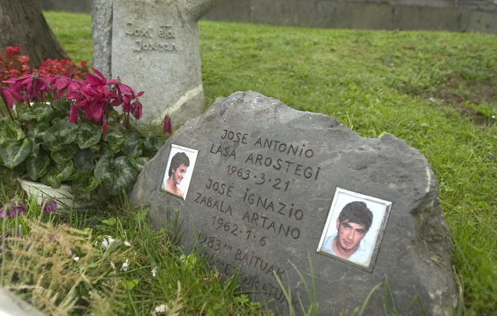 Recuerdo a Joxean Lasa y Joxi Zabala, en el cementerio de Tolosa.
