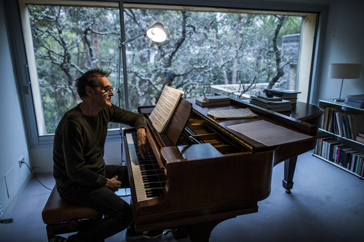 Alberto Iglesias regresa en solitario en solitario desde que publicó 'Cautiva' en 1990.