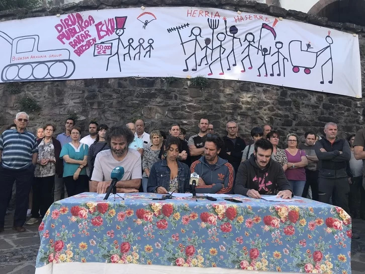 Sara eta Zugarramurdiko biztanleek Arxurian egin nahi den egitasmoa salatzeko egin duten agerraldia.