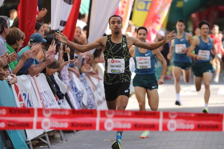 Entrada triunfal de Isaac Nader, ganador de la Milla Internacional de Bilbo de 2022.