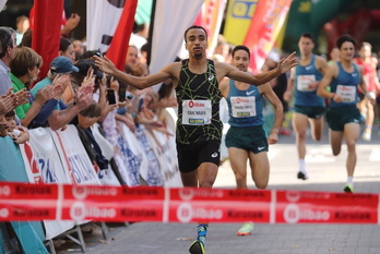 Entrada triunfal de Isaac Nader, ganador de la Milla Internacional de Bilbo de 2022.