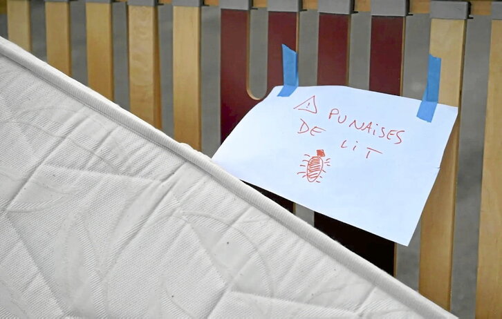 Ohe-zimitzak dituen koltxoi bat, Marseillako karrika batean utzita, zabor-biltzaileek jaso dezaten.