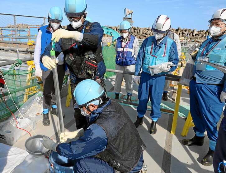 Personal de Tepco, responsable de la planta nuclear, analizando la calidad del agua almacenada el pasado día 3 en una imagen facilitada a los medios por la empresa.
