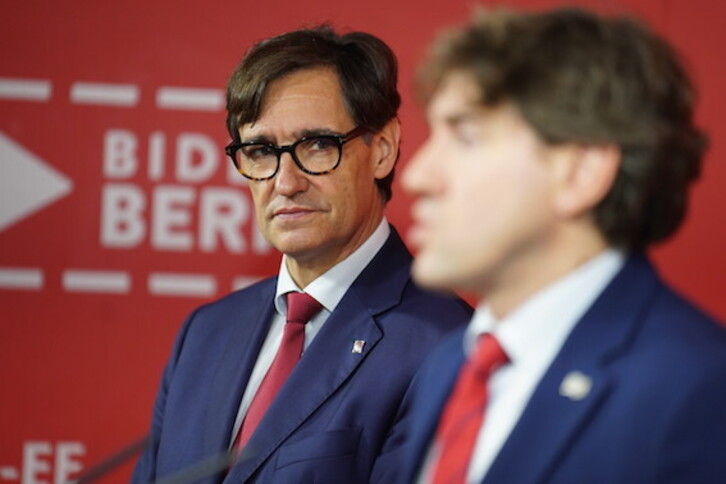 El primer secretario del PSC, Salvador Illa, junto al secretario general del PSE, Eneko Andueza, en una visita del líder catalán a Bilbo.