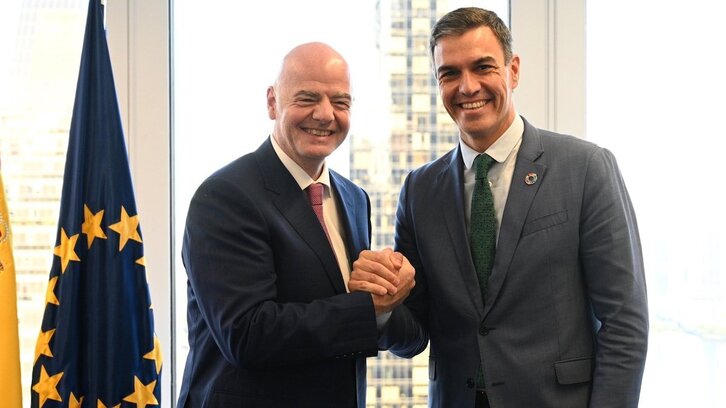 Gianni Infantino, FIFAko presidentea, Pedro Sanchez Estatu espainoleko presidentearekin.