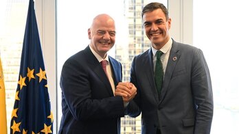 Gianni Infantino, FIFAko presidentea, Pedro Sanchez Estatu espainoleko presidentearekin. 