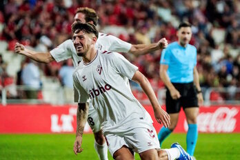 Vencedor celebra el tanto que volvía a poner por delante al Eibar nada más empezar la segunda parte.