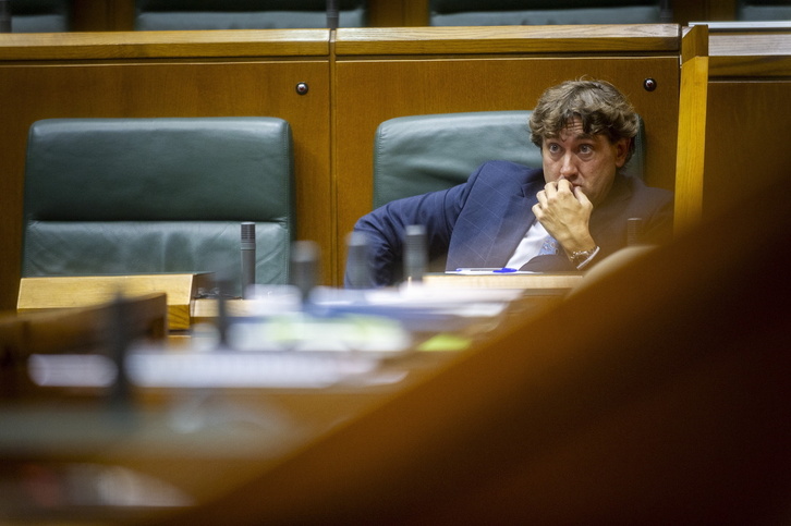 Eneko Andueza, en un pleno en el Parlamento.