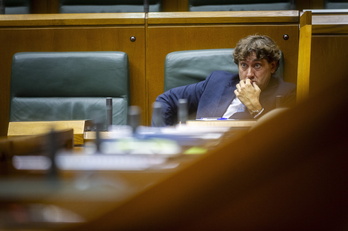 Eneko Andueza, en un pleno en el Parlamento.
