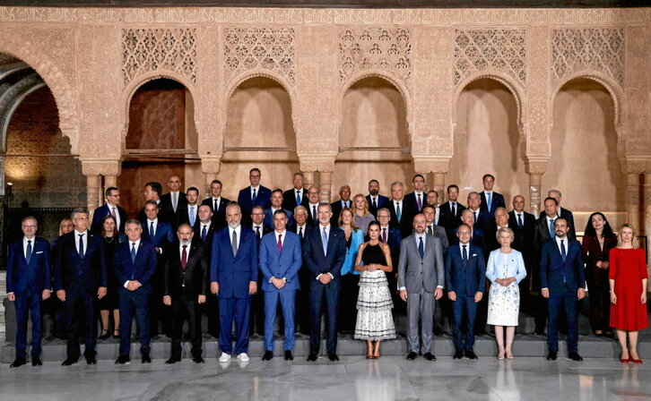 Foto de familia de los participantes en la cumbre de la Comunidad Política Europea en Granada.