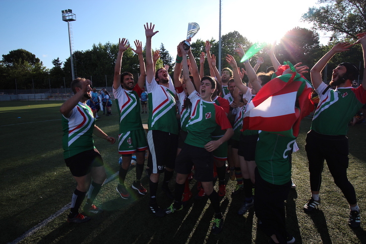 Quadball-eko Euskal Selekzioa garaipen bat ospatzen.