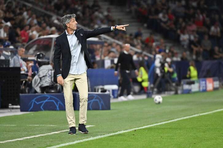 Imanol da instrucciones a sus jugadores el martes en Salzburgo.