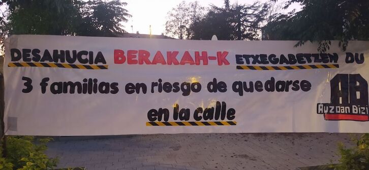 Auzoan Bizi denuncia que tres familias se encuentran en riesgo de desahucio.