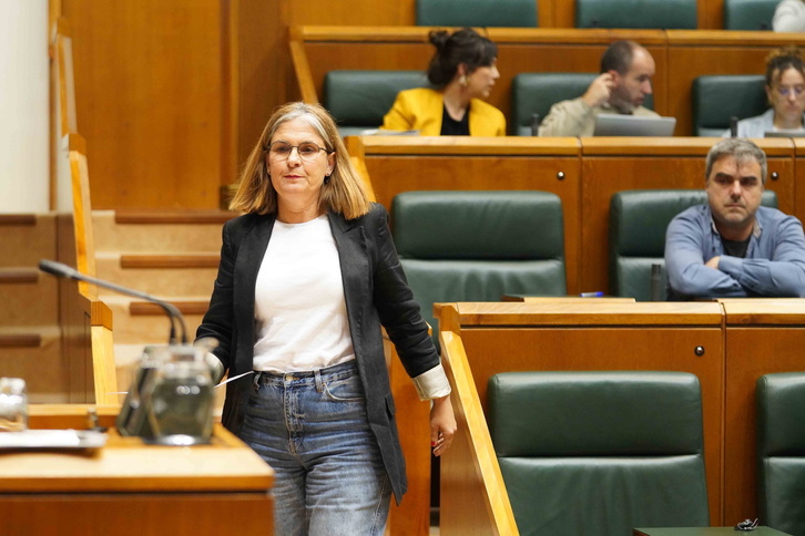 Nerea Kortajarena, portavoz de EH Bildu, se dirige al estrado para tomar la palabra. 