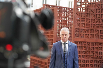 Urkullu, en los exteriores del Parlamento de Gasteiz. 