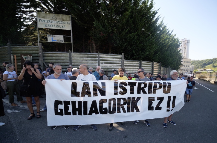 Una concentración ante Papelera Zicuñaga ha denunciado dos accidentes laborales recientes.