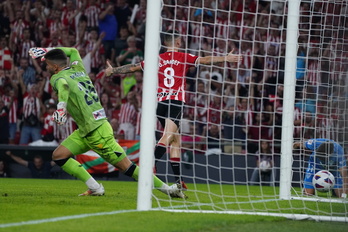 Sancet celebra el 3-0 ante el cabreo de Maximiano.