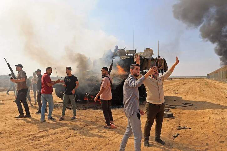 Palestinos se hacen con el control de un tanque israelí tras cruzar la valla fronteriza con Israel desde Khan Yunis, en el sur de Gaza.