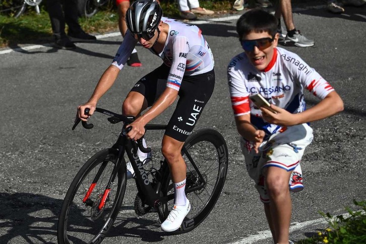 Pogacar, en los 30 kilómetros realizados en solitario con un niño entusiasmado a su lado.