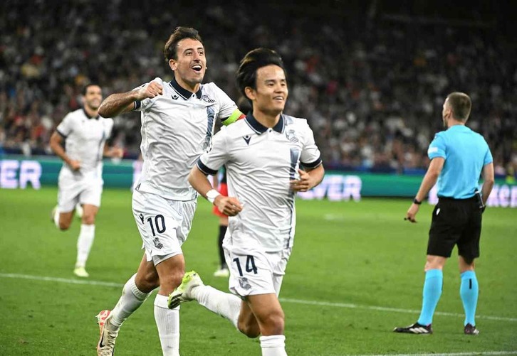 Oyarzabal y Kubo, clave en que la Real estrene nuevo patrocinador en el Wanda, celebran uno de los goles de Salzburgo.