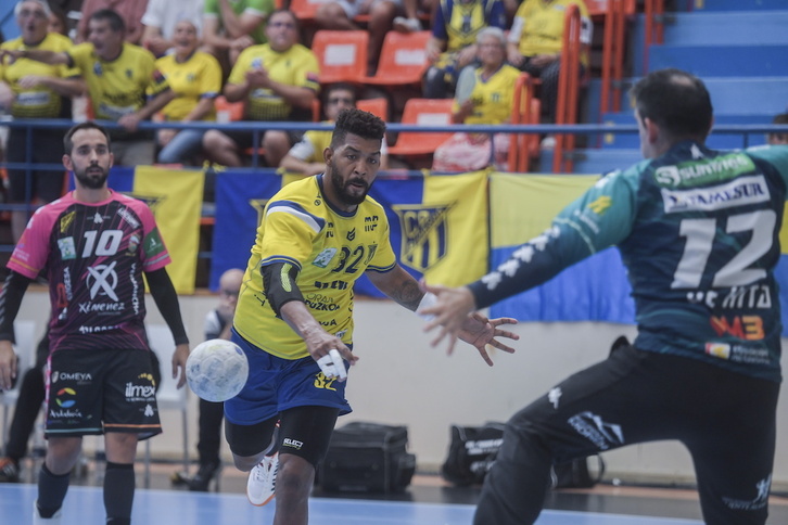 Dariel García lanza con efecto ante el meta del Puente Genil.