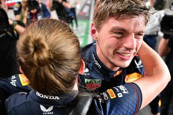 Mecánicos de Red Bull felicitan a Max Verstappen.