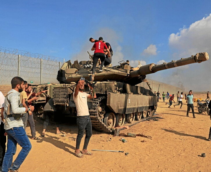 Palestinos se hacen con un tanque israelí tras cruzar la valla de separación en Jan Yunis.