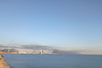 Humo procedente del incendio del Puerto de Bilbo.