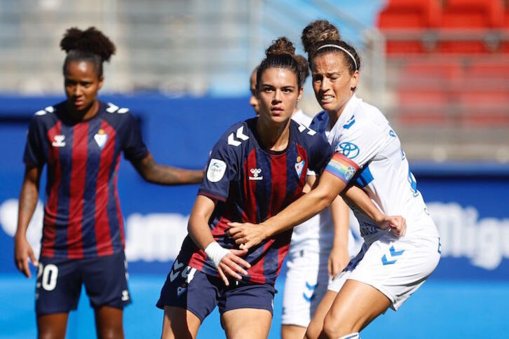 Carla y Patri Gavira pugnan por la posición en un saque de esquina.
