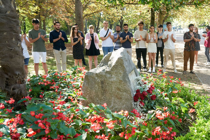 Buesaren monolitoaren aurrean egin da ekitaldia.