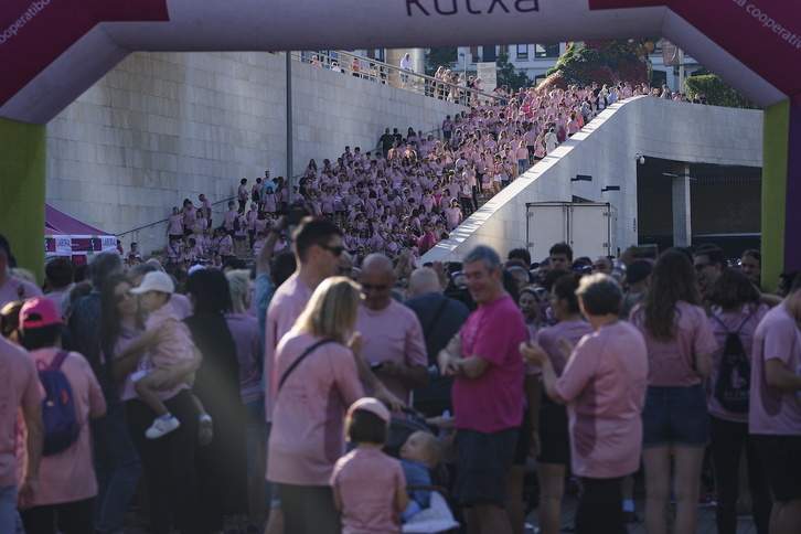 Acambi ellkarteak arrosaz margotu ditu Bilboko Guggenheim inguruak.