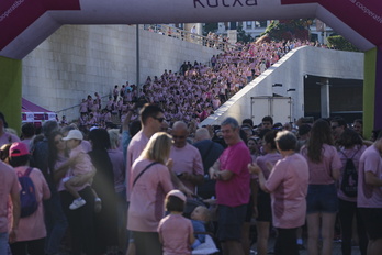 Acambi ellkarteak arrosaz margotu ditu Bilboko Guggenheim inguruak.