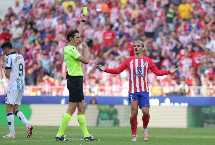 Munuera Montero, que amonesta a Griezmann ante Carlos Fernández, ha decidido el partido con una mano del sevillano