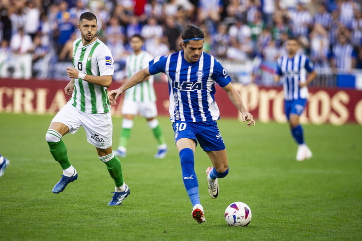 Hagi se prepara para disparar con su pierna zurda.