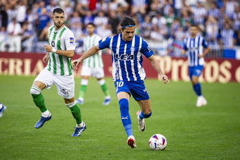 Hagi se prepara para disparar con su pierna zurda.