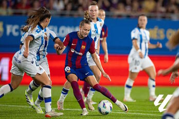 Graham Hansen, autora de dos goles, controla el balón entre jugadoras txuriurdines.