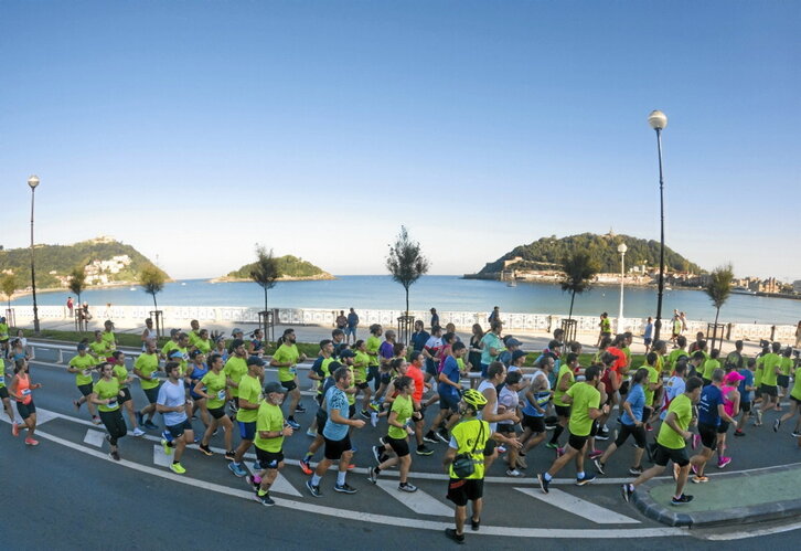 Hiru Hondartzetako Kroseko korrikalariak, Kontxatik igarotzen.