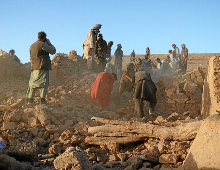 Afganiarrak, hondakin artean senide eta lagunen bila.