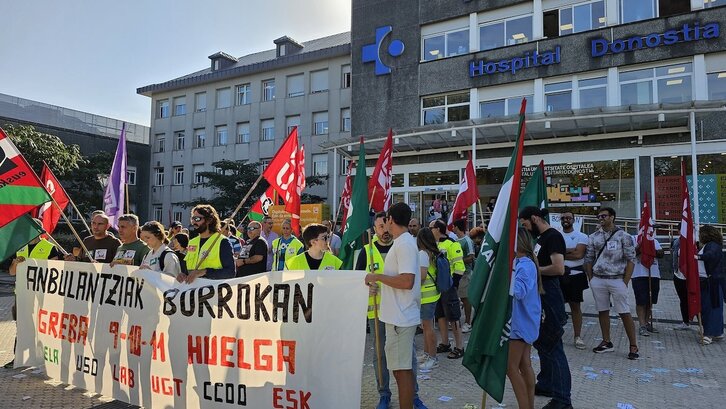 Concentración en el primer día de huelga ante el Hospital Donostia.