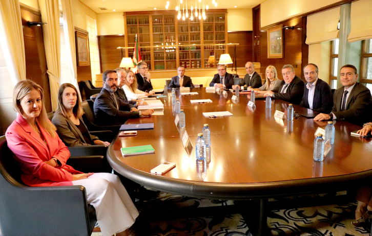 Reunión mantenida por el Gobierno de Lakua con representantes de entidades financieras.