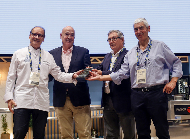 Zuberoako Arbelaitz anaiak Kursaalean kongresuko omenaldian.