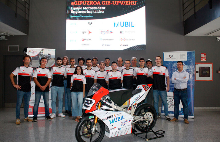 Ingeniaritza Eskolako Motostudent taldeko partaideak, irudian.