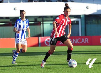 Sanadri, que se ha estrenado como goleadora, se lleva el balón ante Bialoszewski.