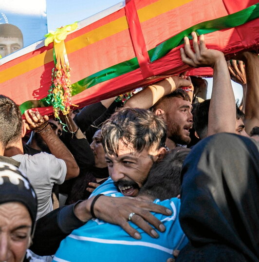 Dolor en el funeral por los muertos del viernes.