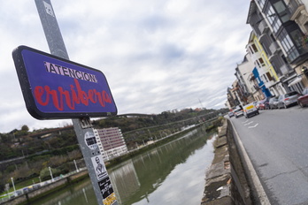 Carretera de entrada a la Ribera de Deustu.