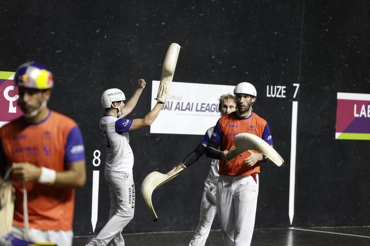 Laduche-Basque bikotea garaipena ospatzen, Goikoetxea-Lopez ondoan dituztela.