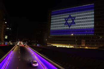 Sede de la Comisión Europea iluminada con los colores de la bandera israelí.