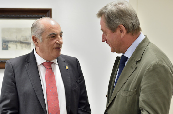 El portavoz, Bingen Zupiria, conversa con el consejero de Vivienda, Iñaki Arriola, antes de la rueda de prensa.