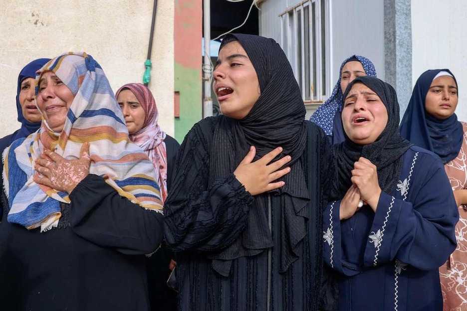 Un grupo de mujeres llora durante el funeral de los palestinos muertos en un bombardeo israelí nocturno en Jan Yunis, en el sur de la Franja de Gaza. Un grupo de mujeres llora durante el funeral de los palestinos muertos en un bombardeo israelí nocturno en Jan Yunis, en el sur de la Franja de Gaza.