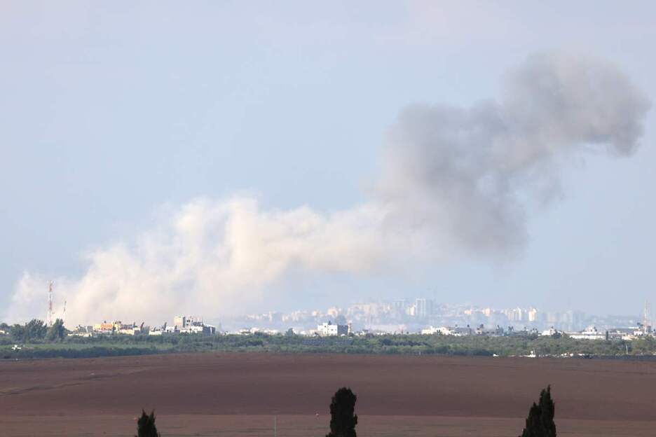 Una imagen tomada cerca de la frontera de Israel con la Franja de Gaza muestra humo en el enclave palestino tras los ataques del ejército israelí. Una imagen tomada cerca de la frontera de Israel con la Franja de Gaza muestra humo en el enclave palestino tras los ataques del ejército israelí.